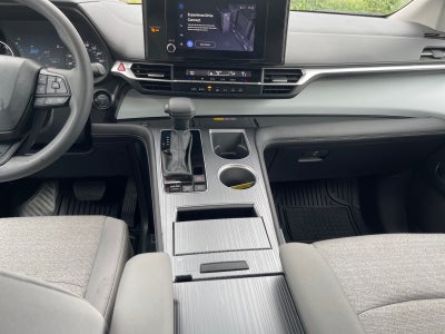 2025 Toyota Sienna LE