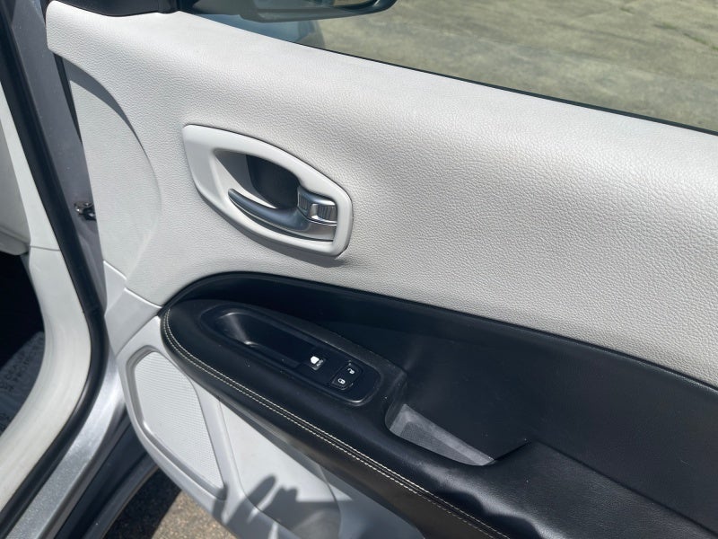 2019 Jeep Compass Latitude w/Sun/Wheel Pkg